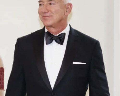 Billionaire Bezos’s Fiancee Attends Musical in Breast-Blinding Dress