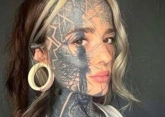 Woman with 800 tattoos shares new photo of herself without any ink. She has completely covered up all of her tattoos, and the contrast is striking! See photo in comments