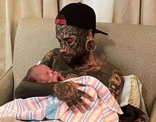 Dad with a body fully covered in tattoos decides to transform his appearance – Here’s why