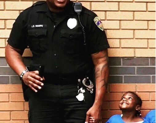 A rare situation! Do free meals for cops show gratitude — or blur the lines of fairness?